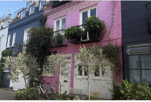 Colourful house on St Luke’s Mews filming location from Love Actually in Notting Hill